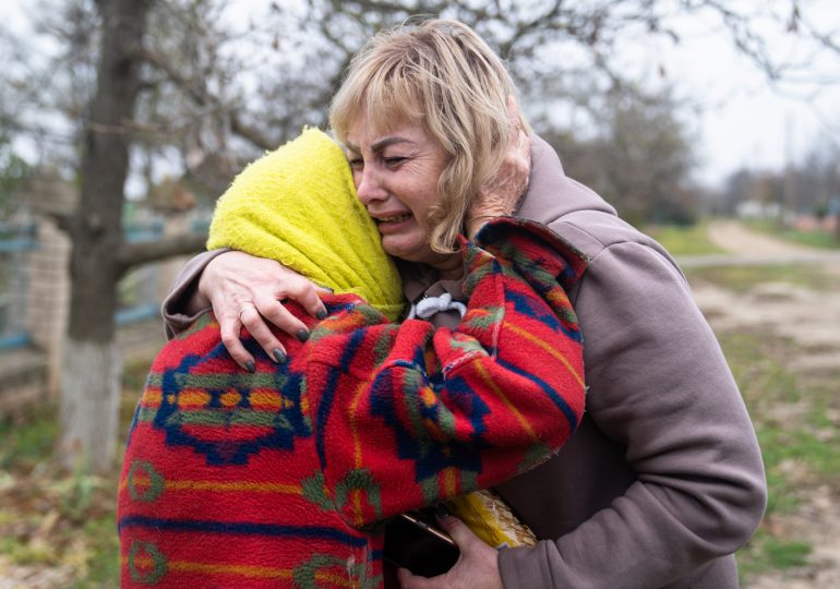 "Lágrimas de felicidad" en un pueblo ucraniano liberado cerca de Jersón
