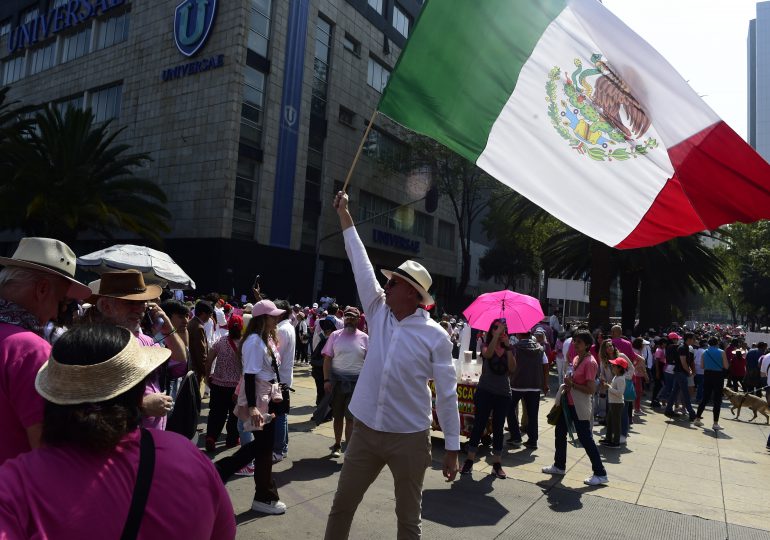Presidente de México califica marcha opositora de racista, clasista y corrupta