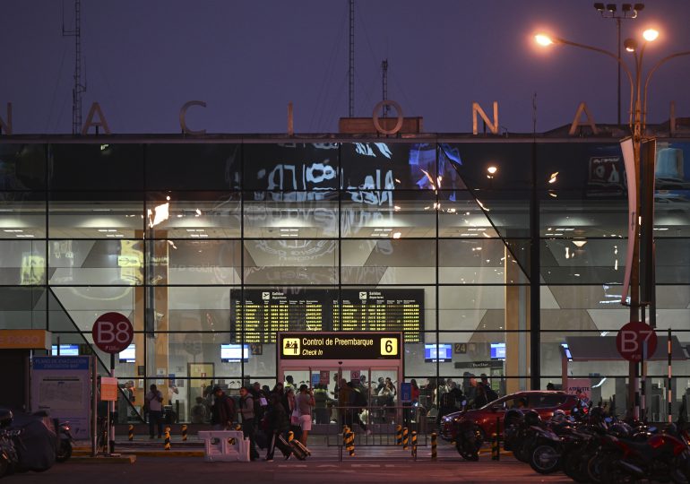 Prolongan cierre del aeropuerto de Lima hasta la medianoche del domingo