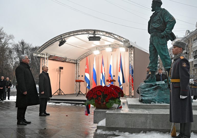 Putin y el presidente de Cuba inauguraron un monumento de bronce a Fidel Castro en Rusia