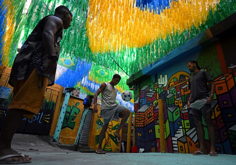 Brasil se sacude la tensión electoral soñando con el "hexa" en Catar