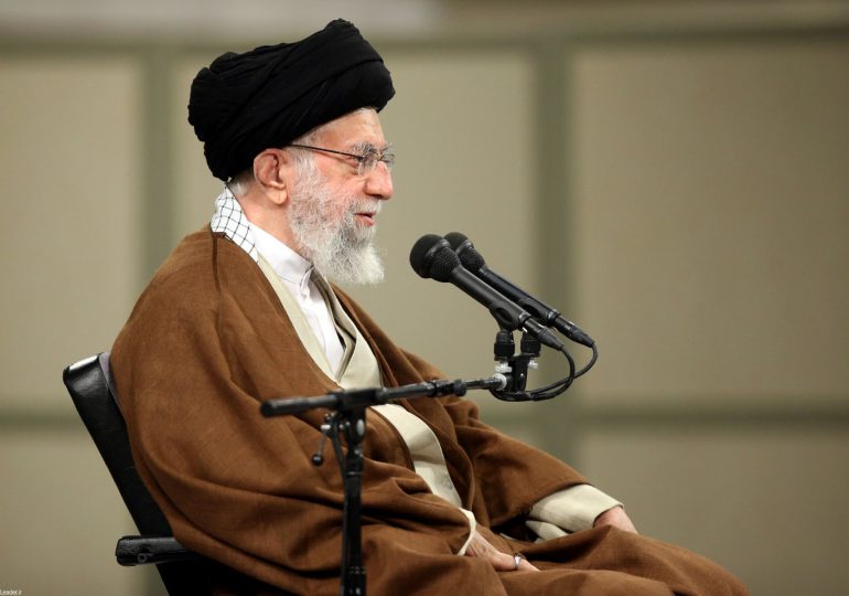 Negociar con EEUU no pondrá fin a disturbios, dice líder supremo de Irán