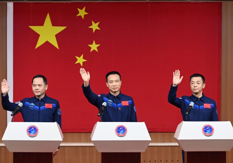 China envía tres astronautas hacia su estación Tiangong