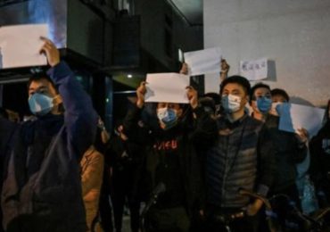 “Nada de tests covid, queremos comer!”, gritan en una protesta los jóvenes de Pekín