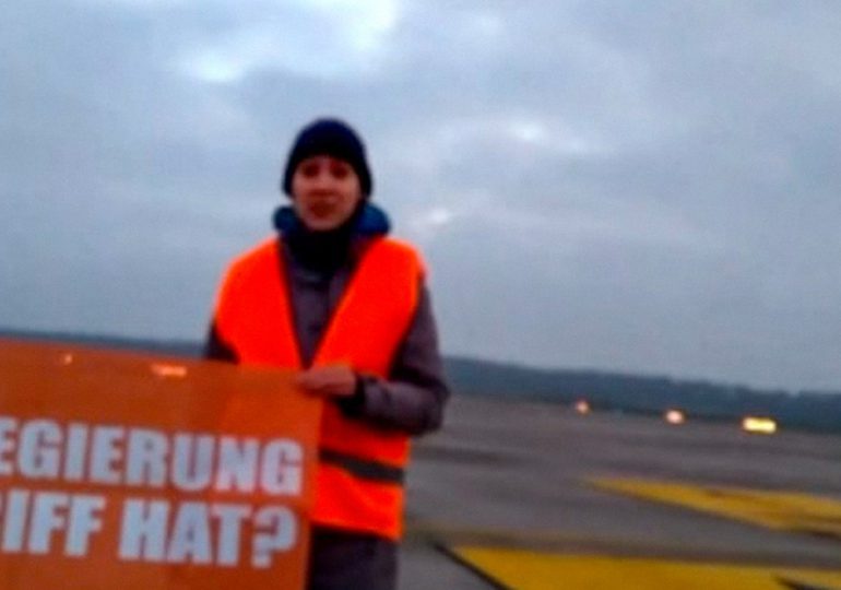 Ecoactivistas bloquean una pista de aterrizaje en un aeropuerto de Berlín
