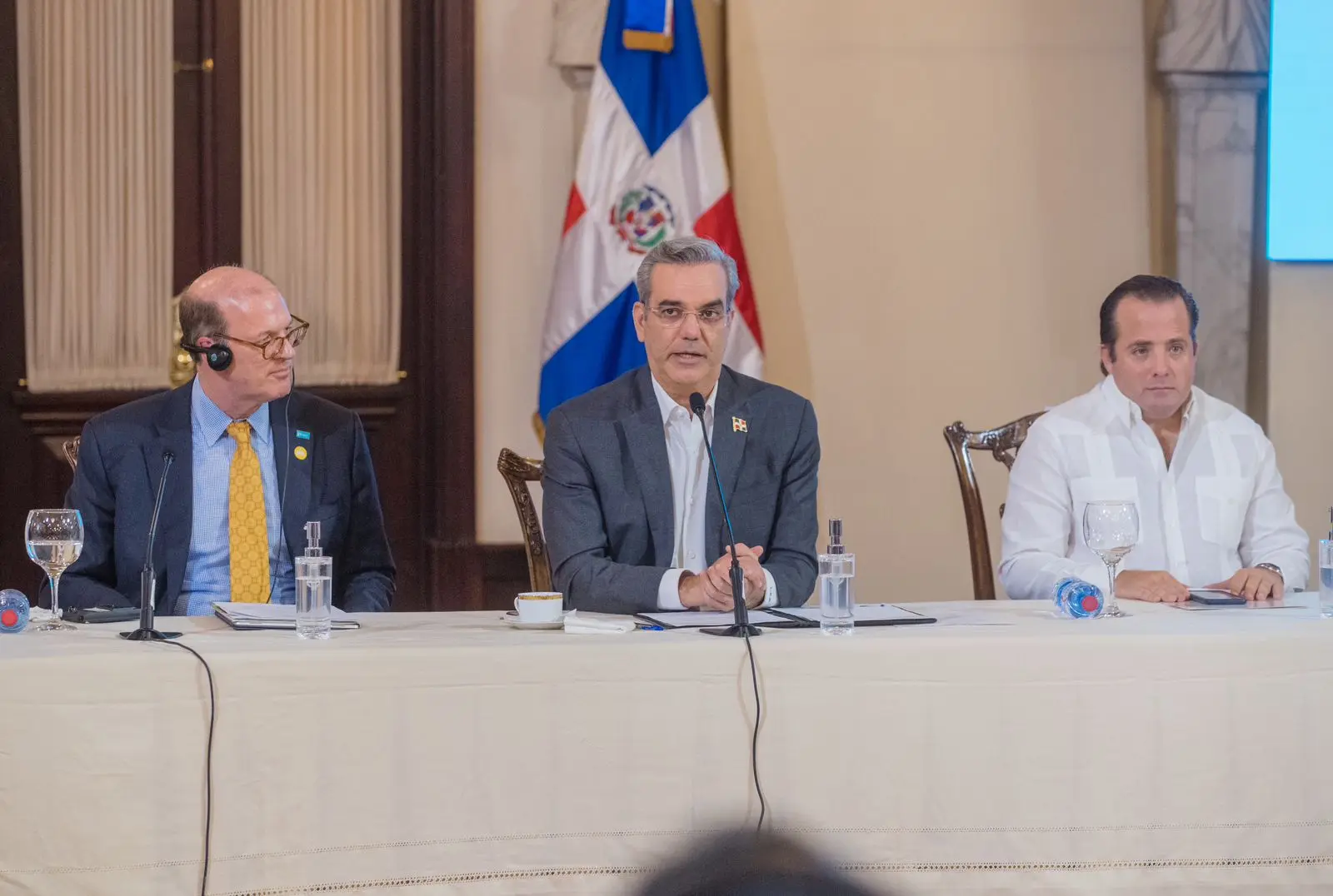 Gobierno junto a Hábitat Dominicana y FICEM sustituirán 10 mil pisos de tierra por concreto en todo el país