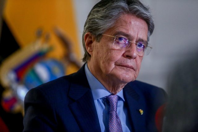 Guillermo Lasso firma decreto que convoca a un referéndum en Ecuador