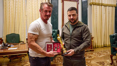 Sean Penn entrega su óscar al presidente de Ucrania