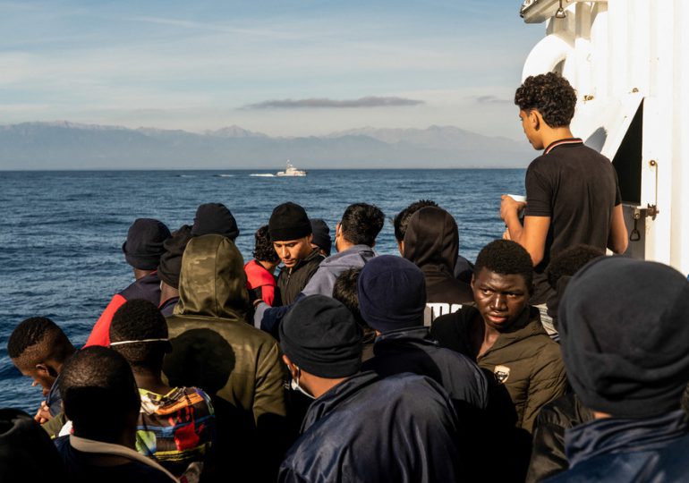 Francia acoge un barco con más de 200 migrantes y se reavivan viejas tensiones entre París y Roma