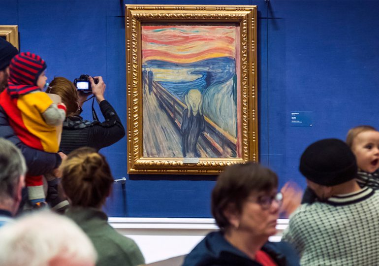 Dos activistas ecologistas intentan pegarse al marco del cuadro 'El grito', de Edvard Munch