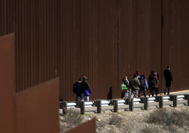 El máximo responsable de la frontera de EE.UU. con México se niega a dimitir pese al pedido del Gobierno