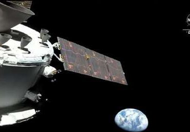 Nave espacial se toma una 'selfie' con la Tierra de fondo en trayecto a la Luna