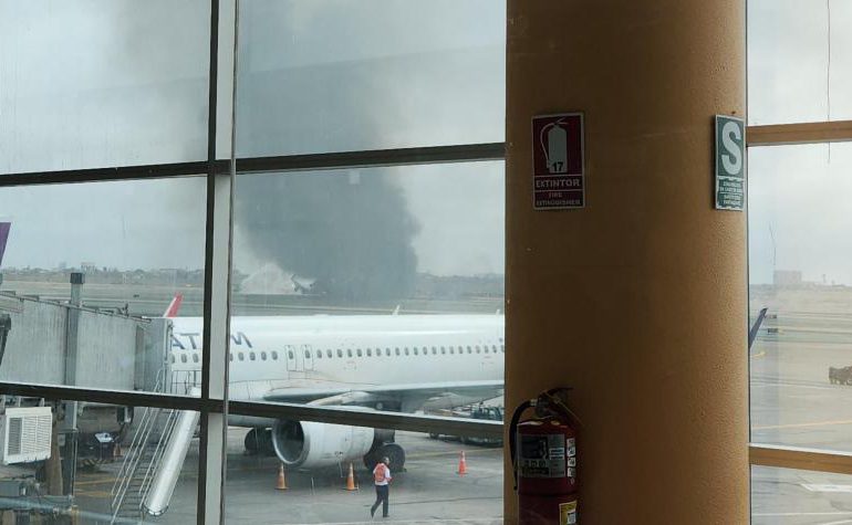 Dos bomberos mueren al chocar su vehículo con un avión en aeropuerto de Lima
