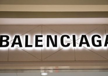 Balenciaga se disculpa por su campaña con niñas y accesorios sadomasoquistas