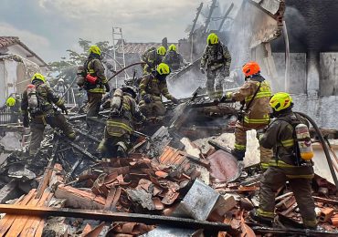 Ocho muertos al caer una avioneta en una zona residencial de Colombia