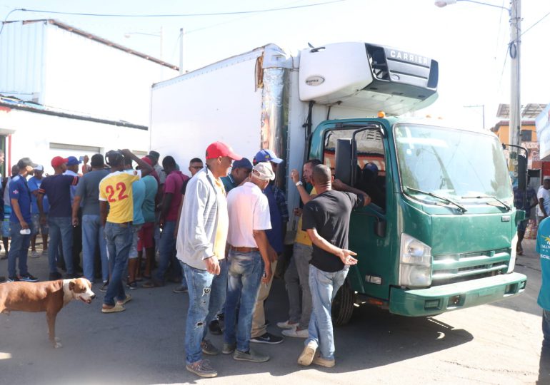 Comerciantes dominicanos bloquean paso fronterizo en respuesta al cierre de frontera y apoyo a deportaciones