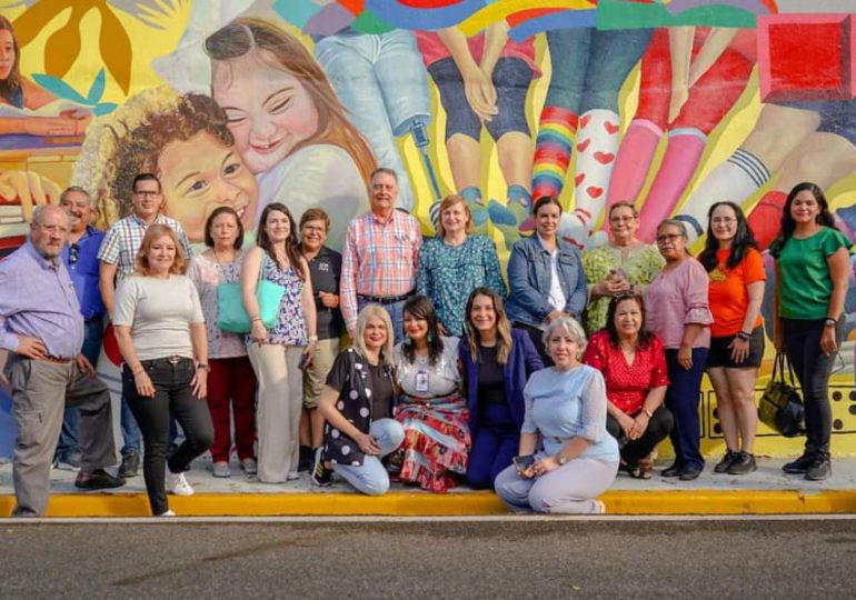 Académicos e intelectuales de varios países recorren ruta de murales de la ciudad de Santiago