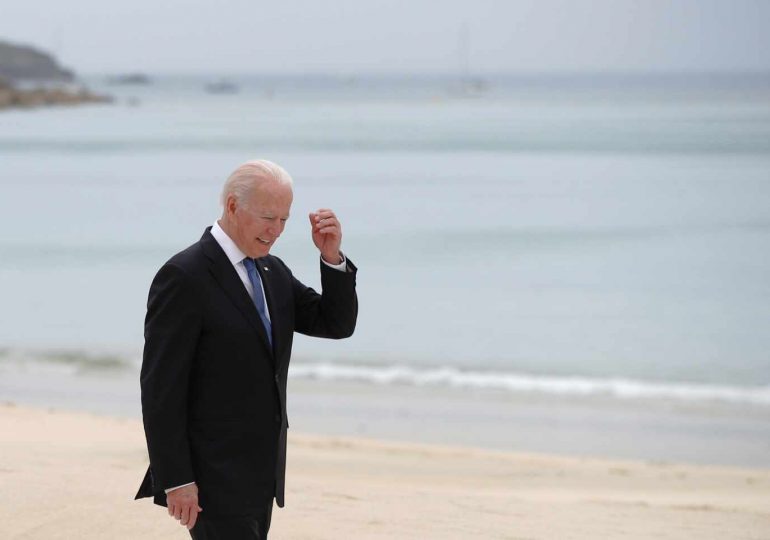 Biden disfruta el ambiente de playa de Bali en la cumbre del G20