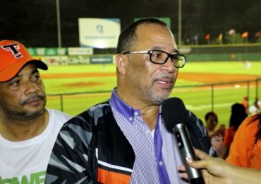 Presidente de IDECOOP lanza primera bola en el Estadio Francisco Michelli
