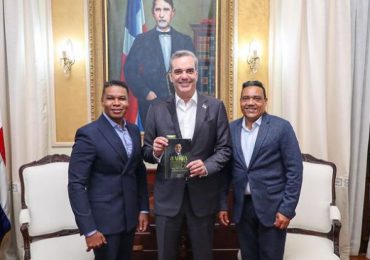 Presidente Luis Abinader recibe en su despacho a "Los Reyes del Humor"