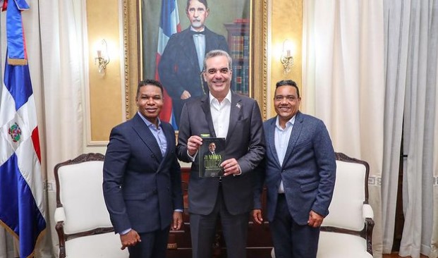 Presidente Luis Abinader recibe en su despacho a "Los Reyes del Humor"