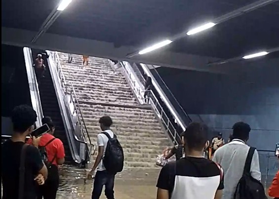 VIDEOS| Estación del Metro de Santo Domingo bajo agua por fuertes lluvias