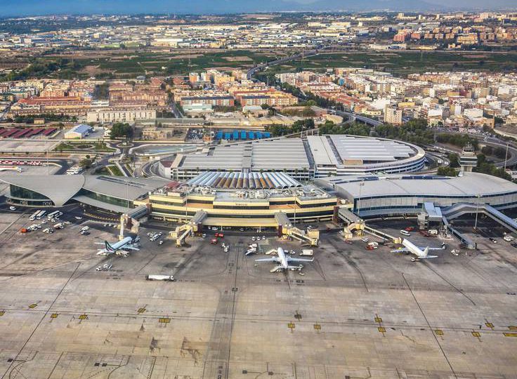 Reabre aeropuerto español de Valencia tras impacto de rayo