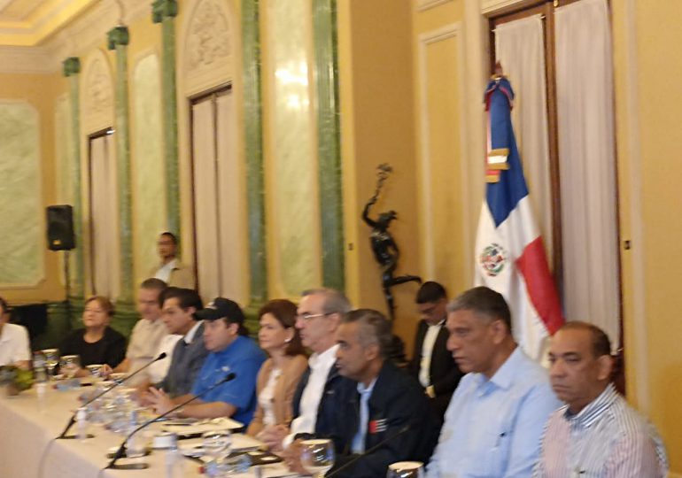 Presidente Abinader ya se encuentra reunido en el Palacio Nacional junto a Directores y Ministros