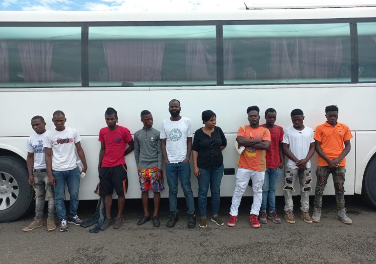 Agentes de Migración apresan autobús con 23 nacionales haitianos ilegales