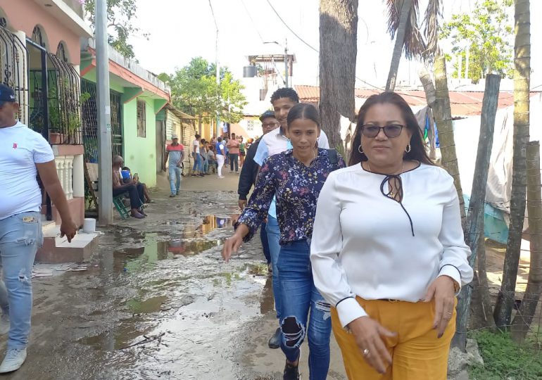 Gobernadora Julia Drullard lleva soluciones a personas afectadas por las lluvias en municipio de Pedro Brand