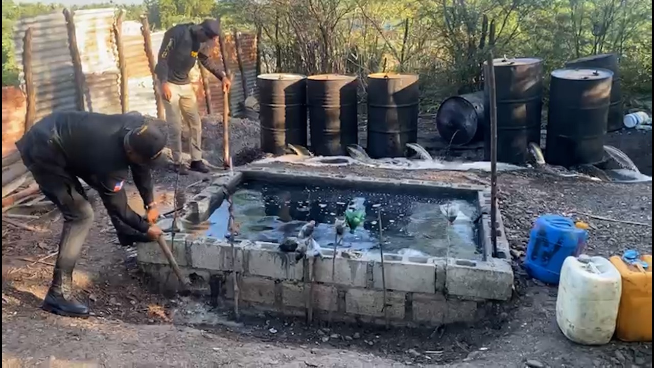 CECCOM desmantela fábrica de alcohol no apto para consumo en Bahoruco