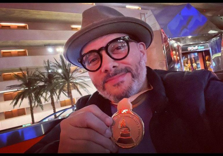 Pavel Núñez recibe medalla que certifica nominación al Latín Grammys
