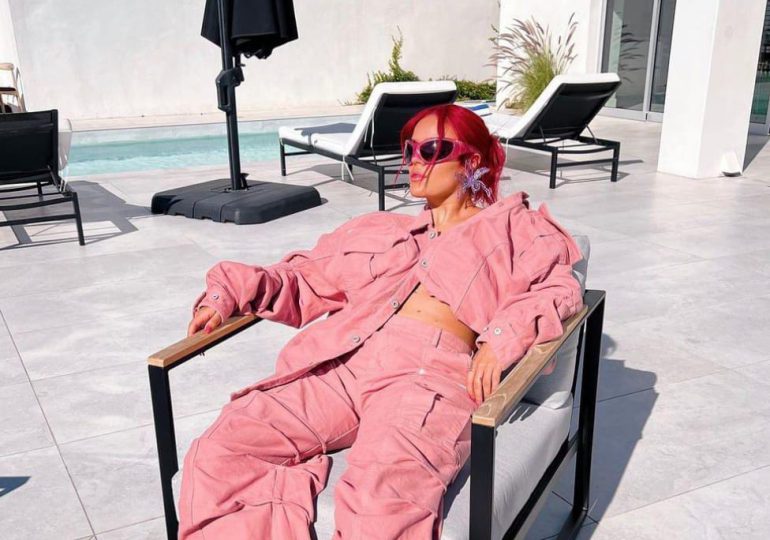Karol G causa revuelo en Instagram con sexy estilo pink