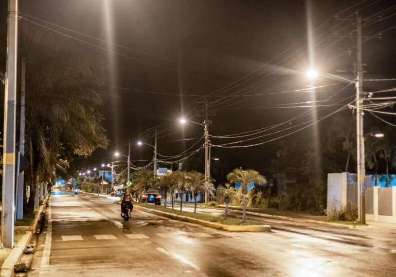 Edesur Dominicana ilumina el malecón turístico de Barahona