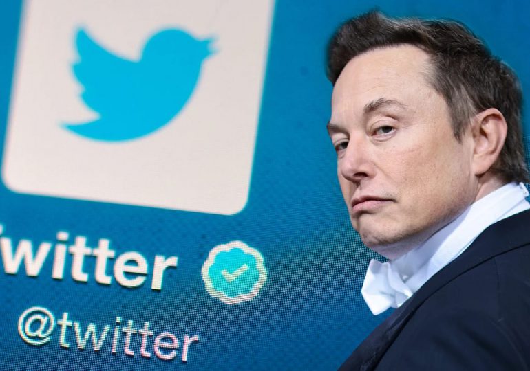 Elon Musk revela no levantará prohibición de Alex Jones en Twitter: "Mi primogénito murió en mis brazos"