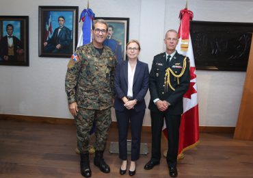 Ministro de Defensa recibe visita de Embajadora y Agregado de Defensa de Canadá