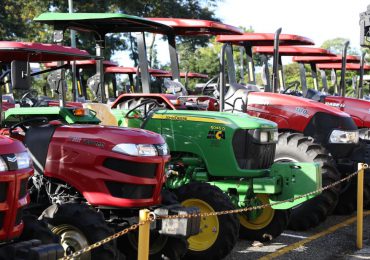 Abinader entrega 235 maquinarias y equipos agrícolas al Ministerio de Agricultura