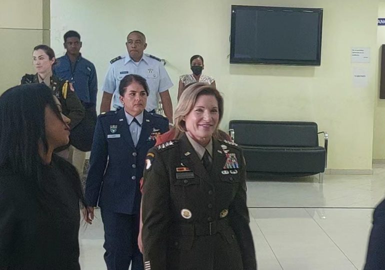 Jefa del Comando Sur se reune con Ministro de Defensa