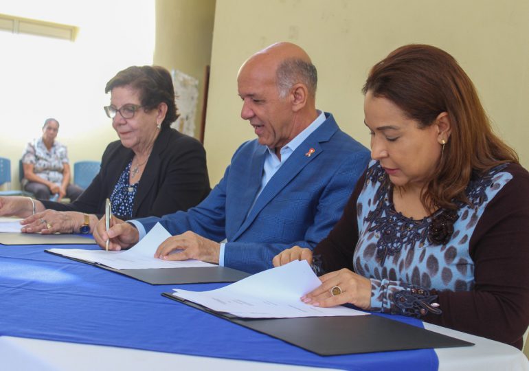 CTC y Ministerio de la Mujer firman acuerdo contribuirá a formación niñas y mujeres de Salcedo