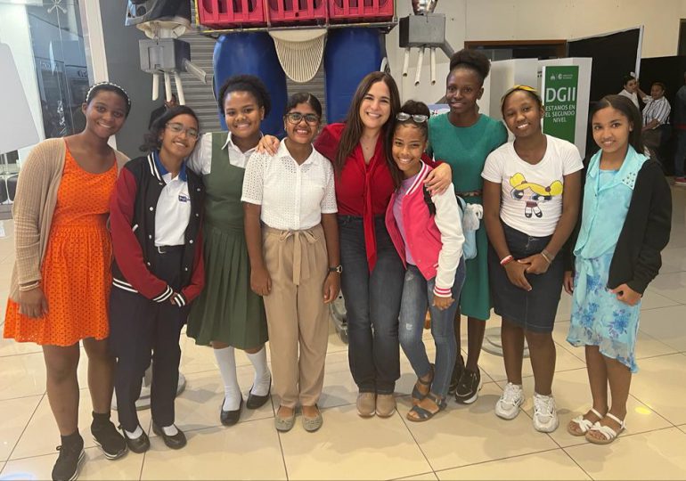 10 niñas dominicanas se preparan para visitar el Space Center de la NASA