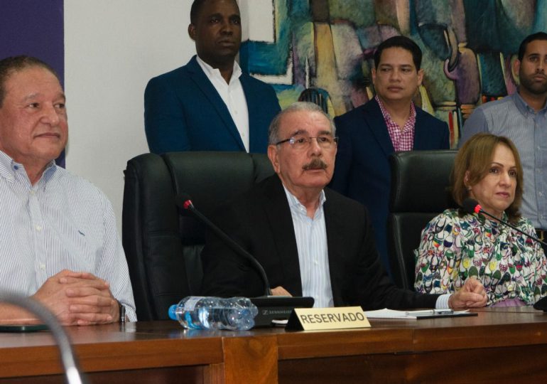 Danilo Medina juramenta en el PLD a Danilo Fernández, miembro de Dirección Central de Fuerza del Pueblo