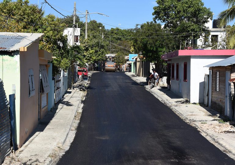 MOPC asfalta calles en Barahona por una inversión superior a los RD$210 millones