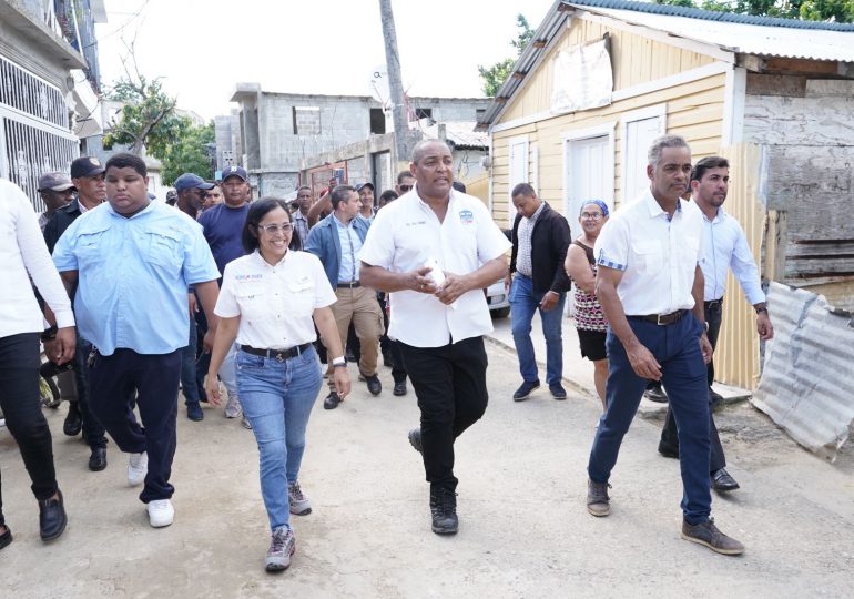 Ministro Joel Santos y alcalde Andújar entregan ayudas a damnificados por lluvias en SDO