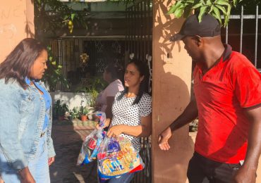 Gobernadora de SD entrega raciones alimenticias a damnificados por lluvias en Palmarejo-Villa Linda
