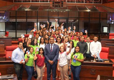 Congresista Carlos Gómez realiza actividad “senador por un día” con estudiantes de Moca