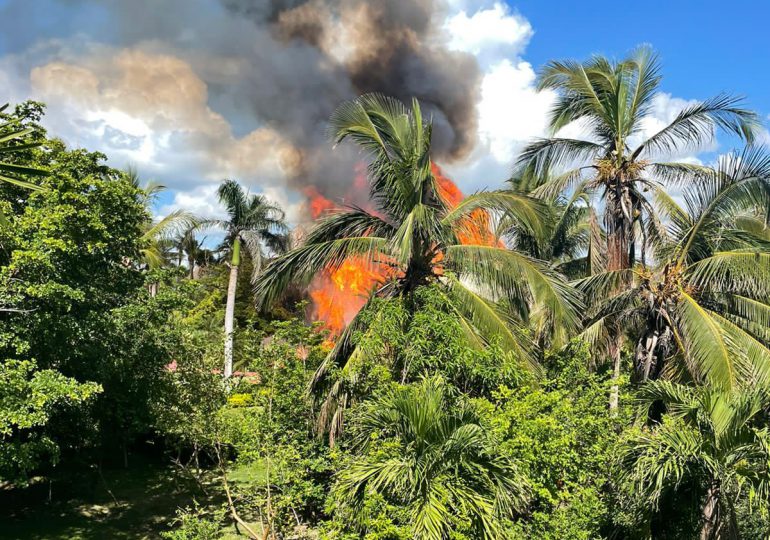 VIDEO|Se registra incendio en hotel de Bayahíbe; Camión de bomberos no funciona