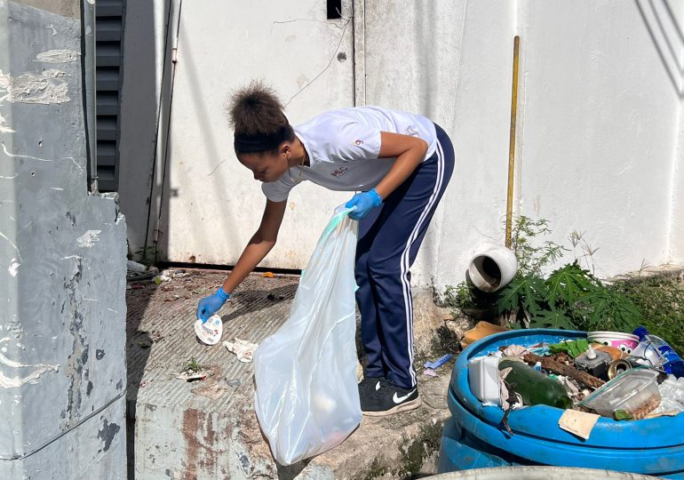 Estudiantes de MLC School realizan “La Marcha rítmica” para recoger basura en sector Serrallés