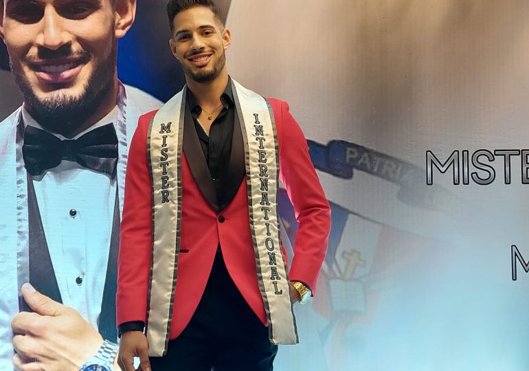 VIDEO| Llega al país Manu Franco, primer dominicano en ganar Mister International