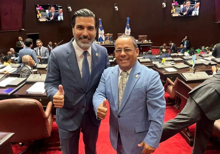 Diputado Moisés Ortiz brinda apoyo a Juan José Rojas para la alcaldía de SDE