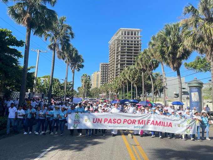 VIDEO | Miles de católicos dan "un paso por mi familia" con caminata en Malecón de Santo Domingo